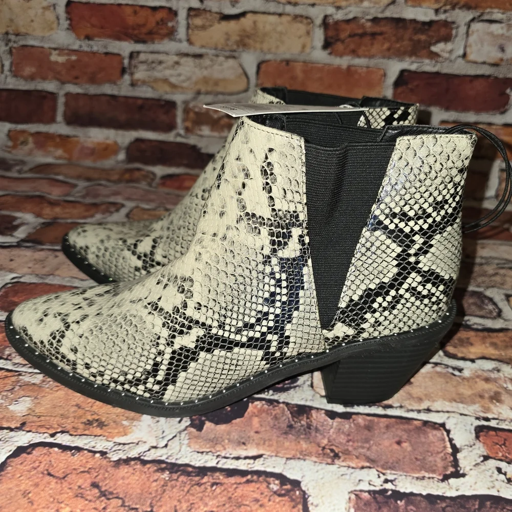 Universal Thread Black and Cream Snake Print Ankle Boots Size 7